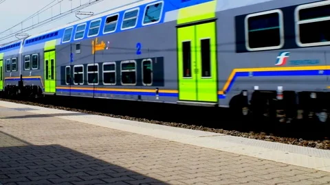 Treno regionale Stock Footage 77949711