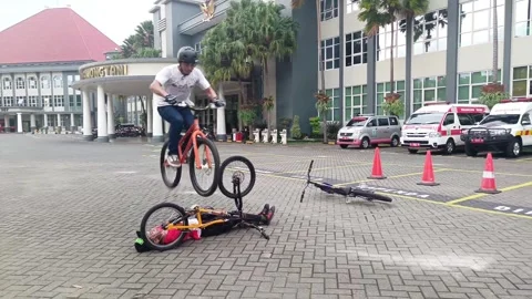 Trial of bicycle jumping attraction with obstacles of humans sleeping underneath Video stock 294275236