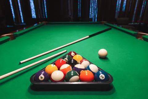 Triangle Rack of Pool Balls with Cues Green Billiard Tabletop Foto stock
