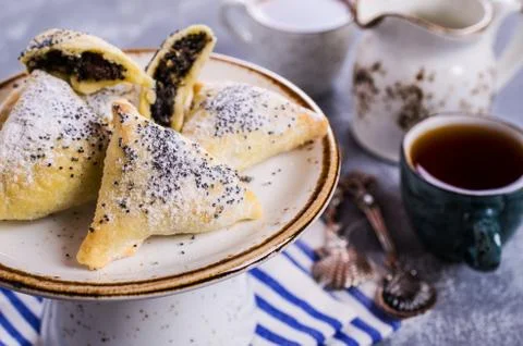 Triangular cookies with poppy seeds 스톡 사진