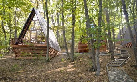 Triangular house made of wood in the forest. Eco hotels in the mountains Foto stock