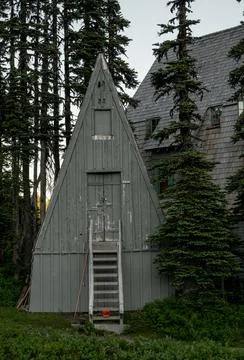 Triangular Out Building for Guide Services In Mount Rainier Stock-Fotos