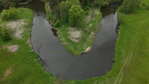 Triangular River Meander – Wide Forward Tilt‑Down Aerial Flight Over Peninsula Stock Footage 335288689