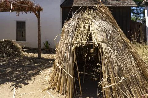 Triangular shape accommodation made of straws in a hot environment. Teepee hu 스톡 사진