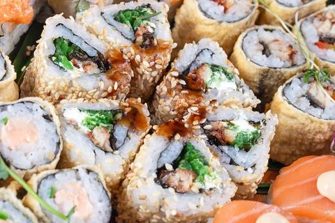 Triangular sushi or sesame rolls Foto stock