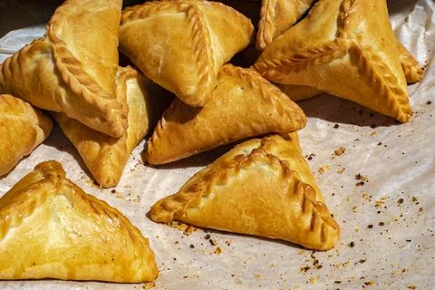 Triangular Tatar pie stuffed with potatoes and meat, national Tatar pastry 스톡 사진