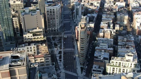 Triangular Tower at Quiet SoHo Intersection in New York City Vídeo Stock 127057948