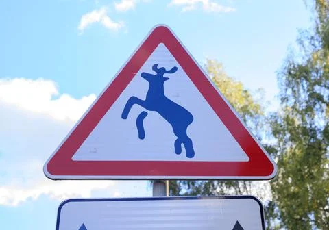 Triangular Wild Animal Crossing Warning Road Sign with Jumping Deer Silhoue.. Foto stock