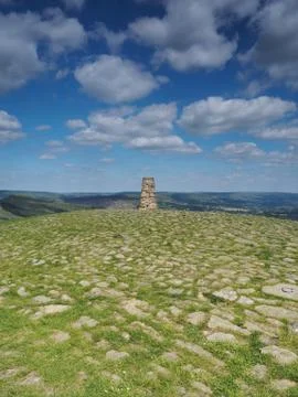 Triangulation point on Mam Tor overlooking Edale valley, Peak District Stock Photos