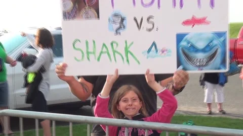 Triathlon signs held by spectators Stock-Footage 171135005