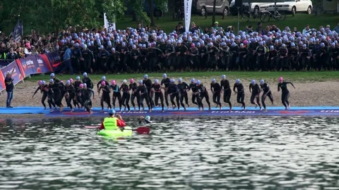 Triathlon, swimming 動画素材 77574823