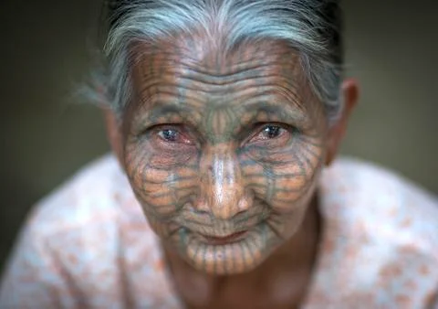 Tribal chin woman with spiderweb tattoo on the face, Mrauk u, Myanmar Stock Photos