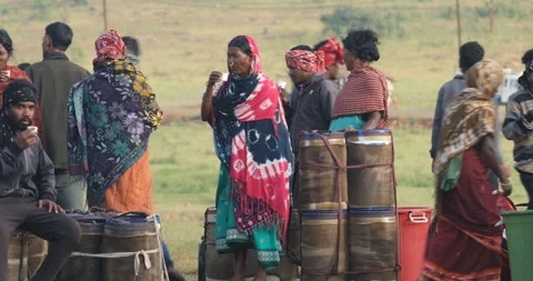 Tribal Workers Drinking Tea Vídeo Stock 326986908