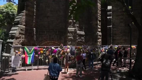 Tributes to Desmond Tutu continue in Cape Town, SUDÁFRICA, ES - 28 Dec 2021 Stock Footage 204093165