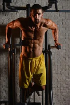 Triceps And Chest Exercise on Parallel Bars Stock-Fotos