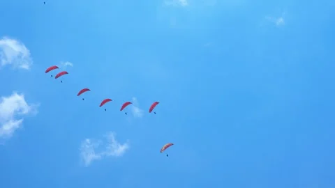 Tricks with parasailing in sky Video stock 253336700