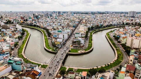 Trident shaped cityscape with traffic in Ho Chi Minh City, Vietnam time lapse Vídeo Stock 116859093