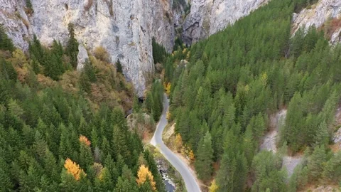 Trigrad gorge of a vertical marble rocks in the Rhodope mountains at autumn 스톡 동영상 290772130
