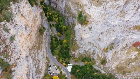 Trigrad gorge of a vertical marble rocks in the Rhodope mountains at autumn 스톡 동영상 290774102