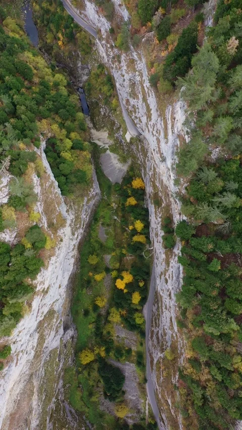 Trigrad gorge of a vertical marble rocks in the Rhodope mountains at autumn 스톡 동영상 290780751