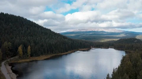 Trillium Lake drone hyperlapse and Mt. Hood in Oregon. 库存影片 163075360