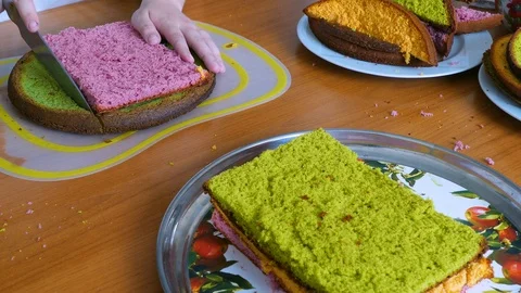 Trim round cakes into a square Stock Footage 123577528