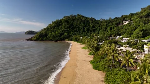 Trinity Beach, Cairns, Queensland: 4K Aerial Drone Footage Featuring Scenic Vídeos de archivo 311144219
