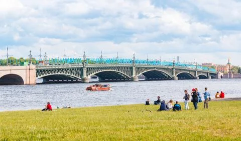 Trinity Bridge over the Neva River and people next to the Peter and Paul Fo.. Stock Photos