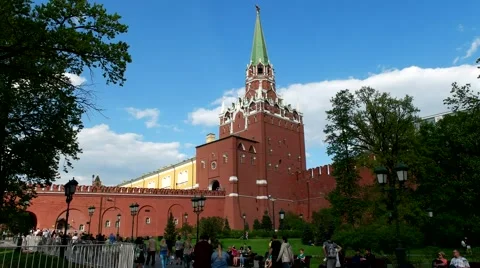 Trinity bridge, Trinity tower, tourists in a garden near the Kremlin Stock Footage 66207030