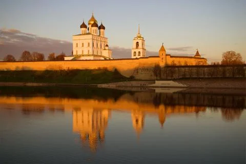 Trinity Cathedral in the Pskov Kremlin in the October twilight. Pskov, Russia Foto stock