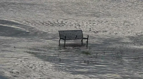 Trinity Park Bench in flood waters Video stock 51413310
