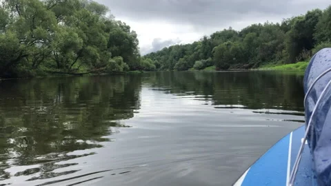 A trip on the sup board on a quiet river with green banks Vidéo 139013236