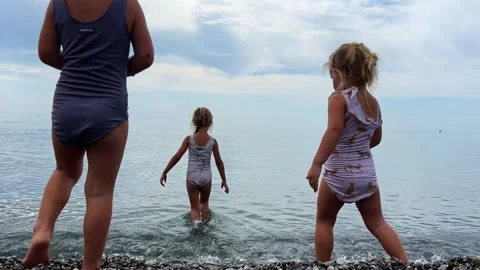 Triplets sisters on the beach 库存影片 252489936