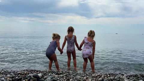 Triplets sisters on the beach 库存影片 252489996