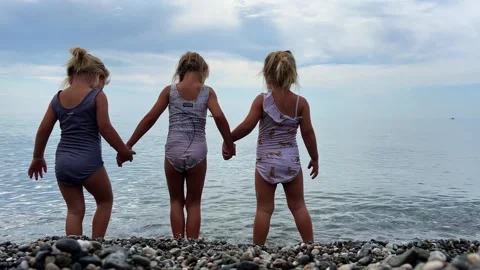 Triplets sisters on the beach 库存影片 252490027