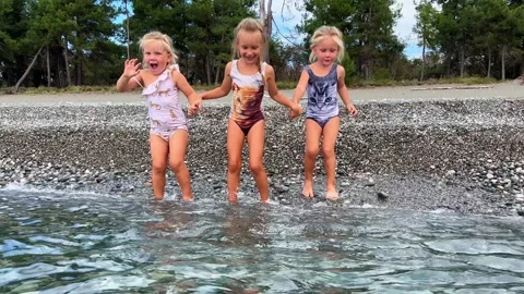 Triplets sisters on the beach 库存影片 252490049