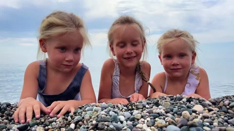 Triplets sisters on the beach 库存影片 252490065