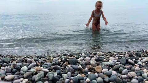 Triplets sisters on the beach 库存影片 252490087