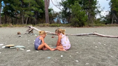 Triplets sisters on the beach 库存影片 252490090