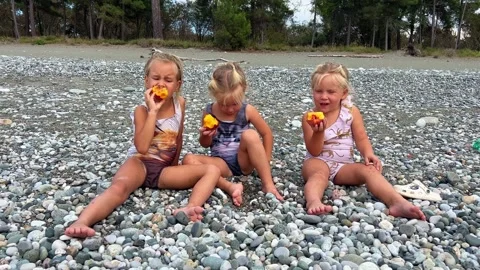 Triplets sisters on the beach 库存影片 252490102