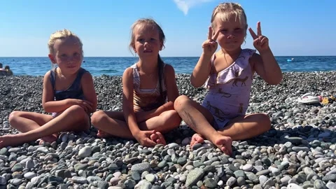 Triplets sisters on the beach 库存影片 252490121