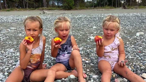 Triplets sisters on the beach 库存影片 252490149