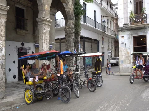 Trishaws without passengers are parked on touristic street near square in Havana Vídeos de archivo 70917697