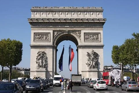 Triumpfbogen Arc de Triomphe in Paris mit Frankreich- und Europaflagge arc... Stock-Fotos