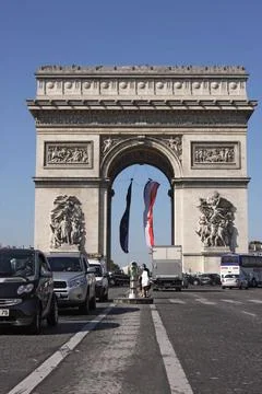 Triumpfbogen Arc de Triomphe in Paris mit Frankreich- und Europaflagge arc... Stock-Fotos