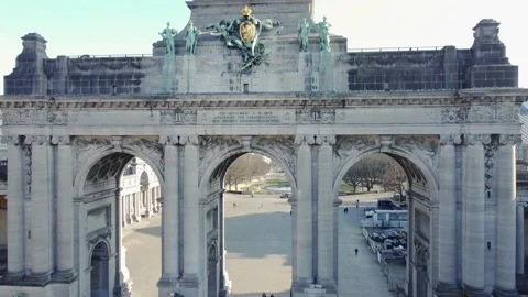 The Triumphal arch (Arc de Triomphe) in the Cinquantenaire park in Brussels Vídeo Stock 169358716