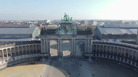 Triumphal arch (Arc de Triomphe) aerial view at Cinquantenaire park (Jubelpark) Vídeo Stock 169359037