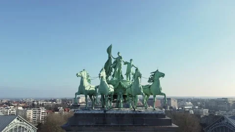 Triumphal arch (Arc de Triomphe) aerial view at Cinquantenaire park Vídeo Stock 169359330