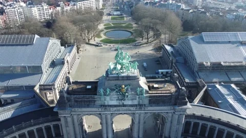 Triumphal arch (Arc de Triomphe) at Cinquantenaire park (Jubelpark) Vídeo Stock 169359381