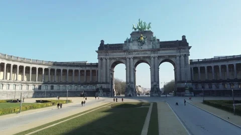 Triumphal arch (Arc de Triomphe) at Cinquantenaire park (Jubelpark) in Brussels Vídeo Stock 169359419
